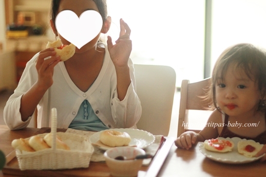 ベーグルを食べてる姉妹